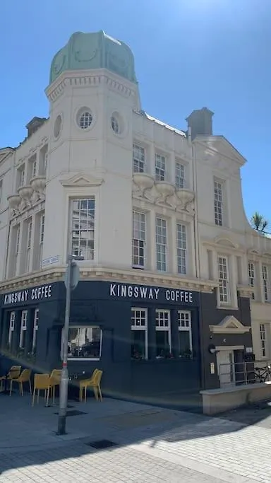 Lovely 4 Bedroom Home, Stones Throw From The Beach Brighton