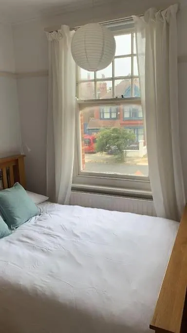 Lovely 4 Bedroom Home, Stones Throw From The Beach Brighton Holiday home