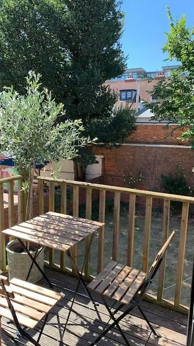 Lovely 4 Bedroom Home, Stones Throw From The Beach Brighton